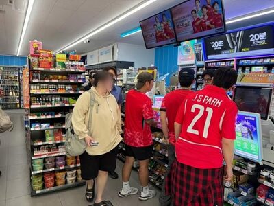 韓国代表のチェコ戦逆転勝利でコンビニ特需…光化門周辺のビール売り上げ急増
