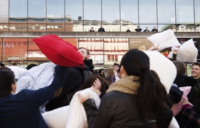 ストックホルムでも白昼の「枕叩き合戦」