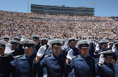 「神よ、ご加護を」拒否の無神論者の軍曹、米空軍を提訴の構え