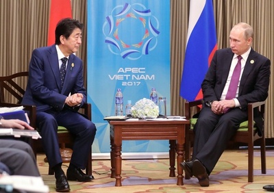 ベトナム訪問中の安倍首相、ロシアのプーチン大統領と会談