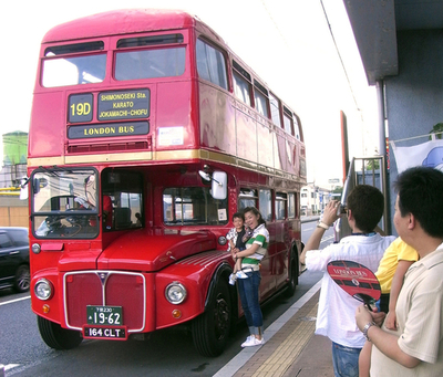ロンドン名物の赤い2階建てバス、下関市で第2の人生