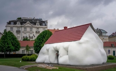 庭園に「太った家」が出現？ウィーンの宮殿で彫刻作品展示