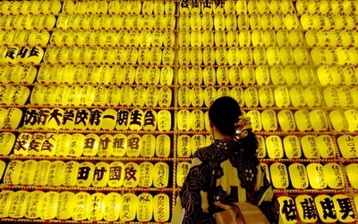 夜空に3万個のちょうちん、靖国神社「みたままつり」
