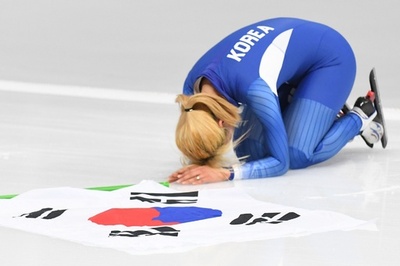 銀メダルの韓国スケーターがレース後に謝罪、女子マススタート