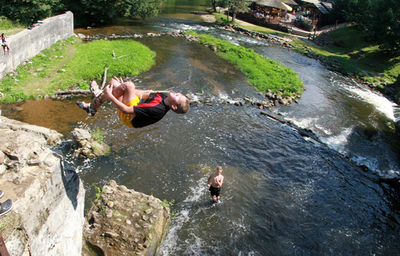 川に飛び込み夏を満喫、リトアニア