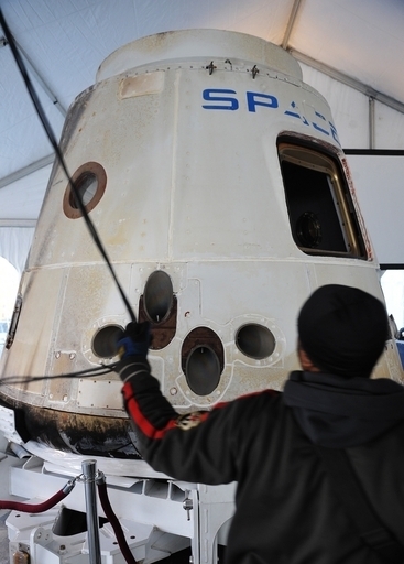 スペースXの宇宙船「ドラゴン」、打ち上げは5月7日に延期