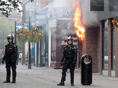 英暴動で2人に禁錮4年、フェイスブックで扇動