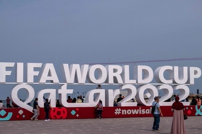 カタールW杯が盛り上げ役のファン雇う、一部サポは冷ややかな反応