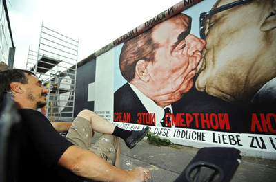 情熱的なキスシーン、描き直し作業終了 ベルリンの壁