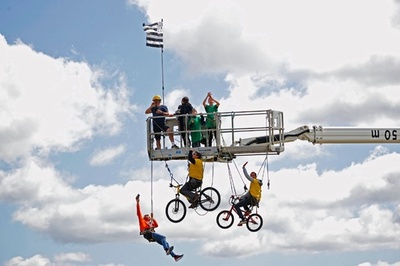 【今日の1枚】選手より目立ってる？ 特等席でツール観戦