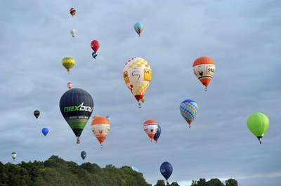 大空を彩る色とりどりの熱気球、フランスで選手権