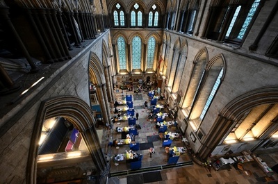 【写真特集】大聖堂にディズニーランド駐車場…世界のワクチン接種会場