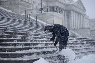 カナダと米国に寒波襲来、「氷震」も頻発