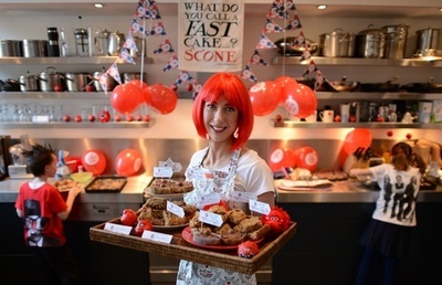 英首相夫人、慈善活動でコスプレ披露？