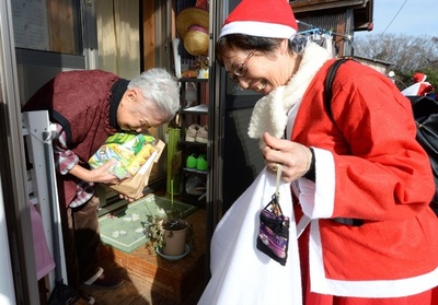 福島にクリスマスの贈り物、サンタ100人がお届け