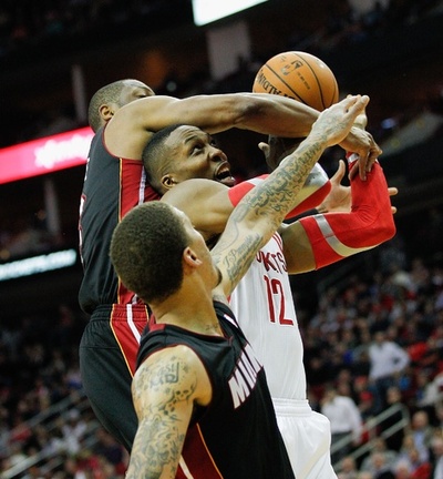 ハワードの活躍でロケッツが勝利、ヒートの連勝を8で止める