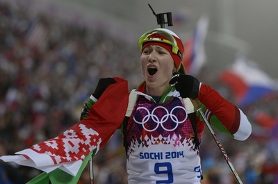 ドムラチェワがバイアスロン女子10キロパシュートで金、ソチ五輪