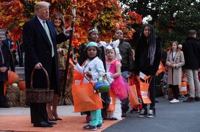 ホワイトハウスもハロウィーン、トランプ夫妻がお菓子配る