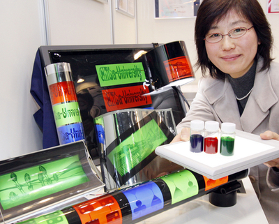 曲が～る未来の液晶、試作品を展示