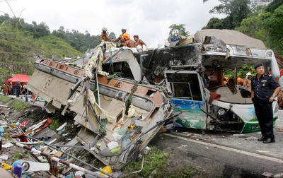 観光バスが横転、タイ人観光客ら28人死亡 マレーシア
