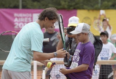 ナダルが貧困地域を訪問、子どもたちとテニス