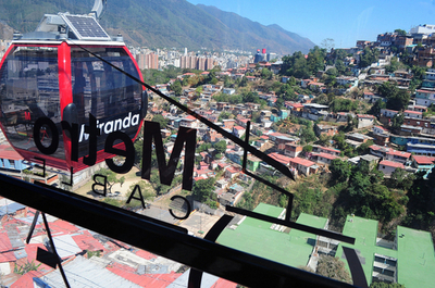 ベネズエラ首都の貧困地帯にロープウェイ開通