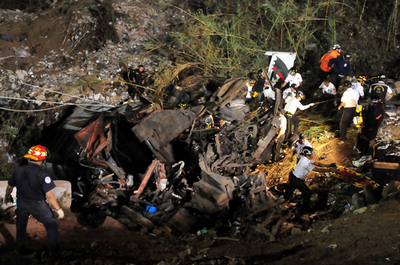 グアテマラでバスの横転事故、少なくとも45人死亡