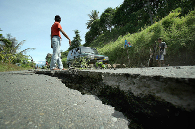 スマトラ島の大地震、死者数が52人以上に下方修正 - インドネシア