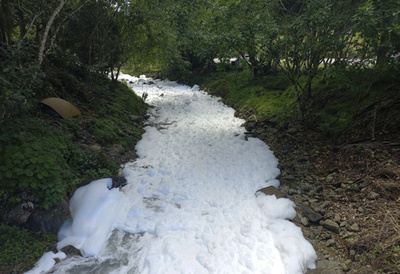有毒物質積んだトラック横転、水源の川に流出 ブラジル