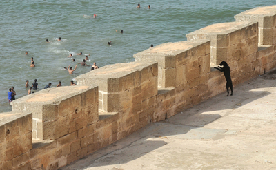 モロッコは夏真っ盛り、にぎわうビーチ