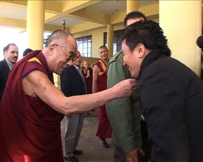 【動画】ダライ・ラマ14世、亡命チベット人代表者を前に記者会見