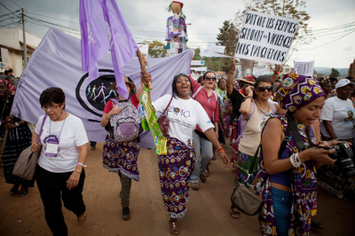 集団レイプに抗議、女性2万人の大行進 コンゴ民主共和国