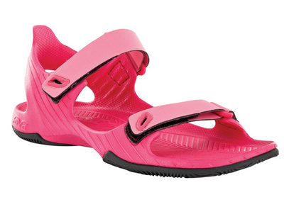 歩き始めた幼児から大人まで、ファミリーで履けるスポーツサンダル「テバ」