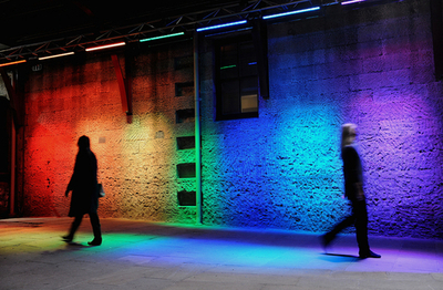 シドニーの街路を照らす色鮮やかなライトアート