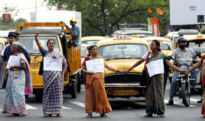 特別経済区構想への反対デモに警官隊が発砲、死者11人、負傷者多数 - インド