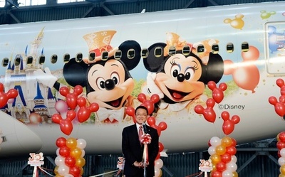 ミッキー＆ミニーも笑顔、ディズニーリゾート30周年でJAL特別機