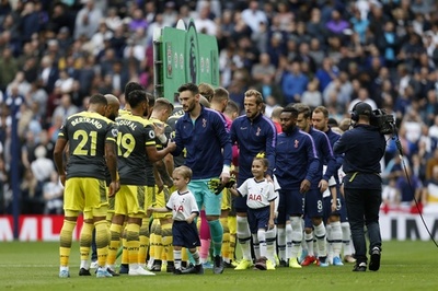 プレミアリーグが試合前の握手を取りやめ、新型ウイルス懸念で