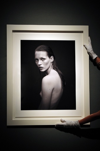 ケイト・モスを題材にした写真が多数出品、本人がオークション会場を訪問