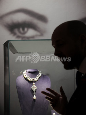 エリザベス・テイラーの宝石やドレス、競売前の最後の一般公開 エリザベス・テイラーの宝石やドレス、競売前の最後の一般公開