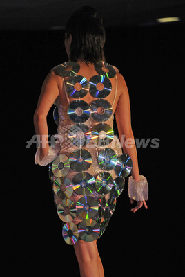 CDやペットボトルのふたがドレスに、資源リサイクル・ファッション ボリビア