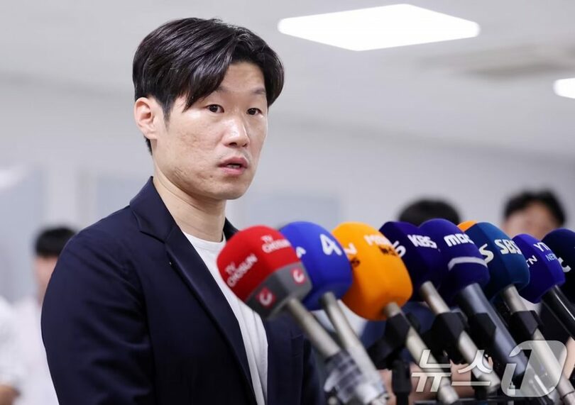 20日、ソウル市鍾路区の国立現代美術館で開かれたKサッカー革新委員会の第3回会議後、審議内容を説明する共同委員長のパク・チソン氏 (c)news1
