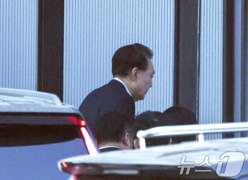 15日、取り調べに向かうユン・ソンニョル(尹錫悦)大統領=共同取材(c)news1