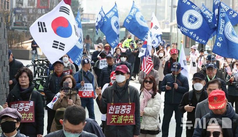 2025年3月21日、ソウルの中国大使館付近で「中国の内政干渉に反対する」として集会を開いた市民団体(c)NEWSIS