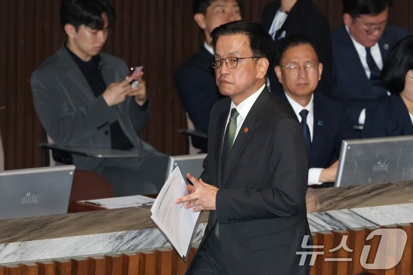 2025年5月1日、ソウルの国会で第1次補正予算案が通過した本会議を終え、会場を後にする韓国のチェ・サンモク（崔相穆）経済副首相兼企画財政相＝当時(c)news1