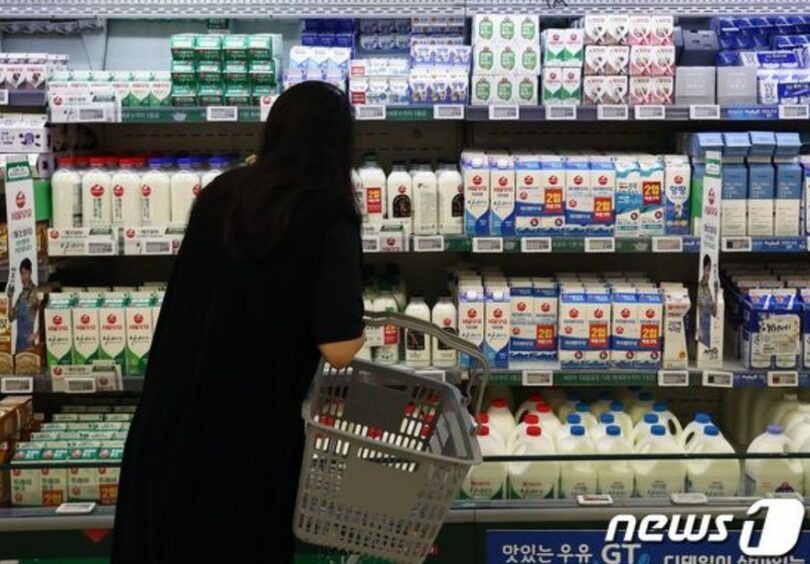 ソウルのある大型マートで牛乳を選ぶ市民(c)news1