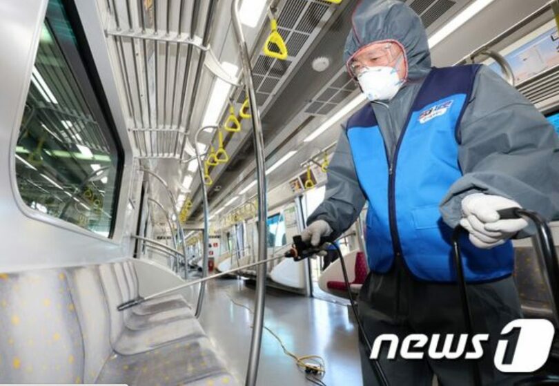 地下鉄9号線の車両基地で殺菌・殺虫作業に取り組む防疫業者の関係者ら(c)news1