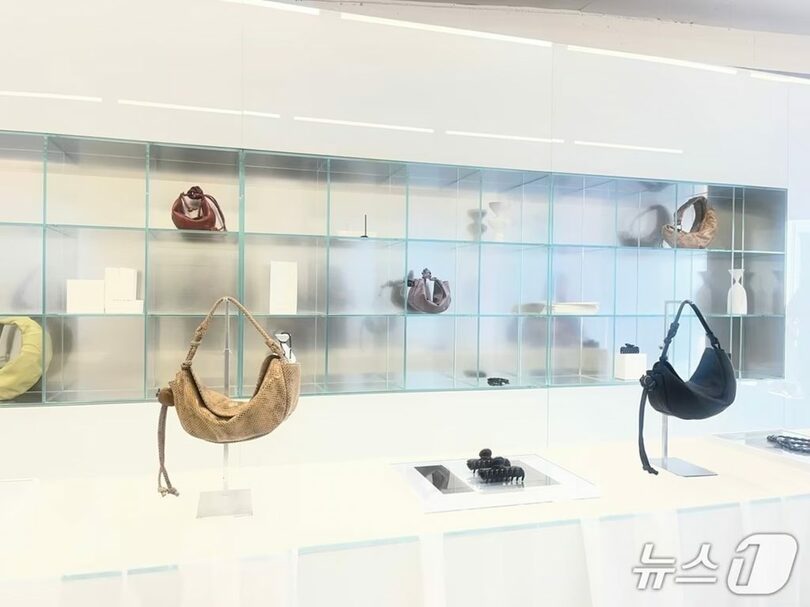 アーカイブ・エプクの西村店限定で販売する「Fling bag」(c)news1