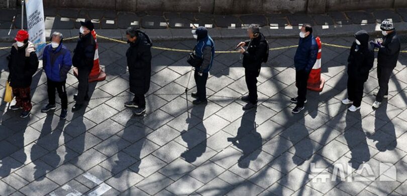 2025年2月20日、ソウル・タプコル公園近くにある無料給食所(c)NEWSIS