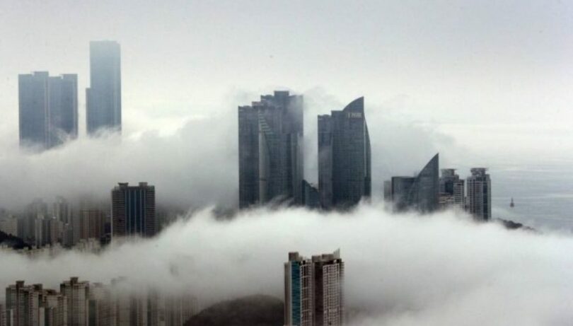 9日、釜山市海雲台区と広安大橋一帯が濃い霧で覆われた(c)MONEYTODAY