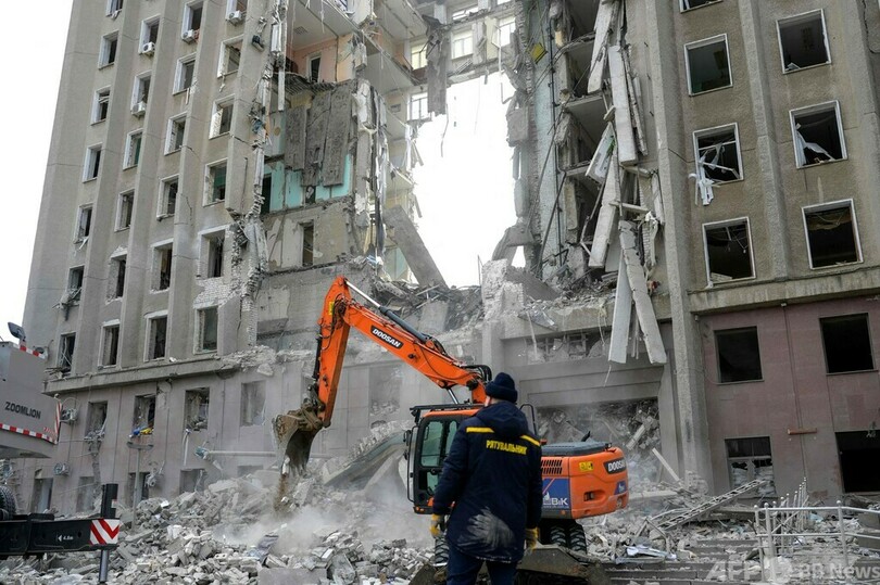 ミコライウ州庁舎爆撃で7人死亡、捜索続く ウクライナ大統領